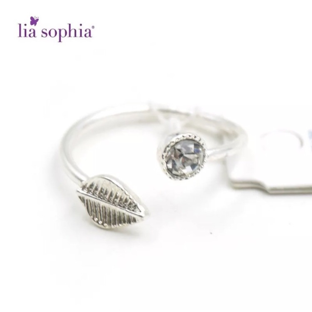 NWT Lia Sophia Silver Crystal Leaf Ring SIZE 7.5